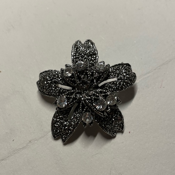 Silver vintage flower pin - Picture 1 of 2